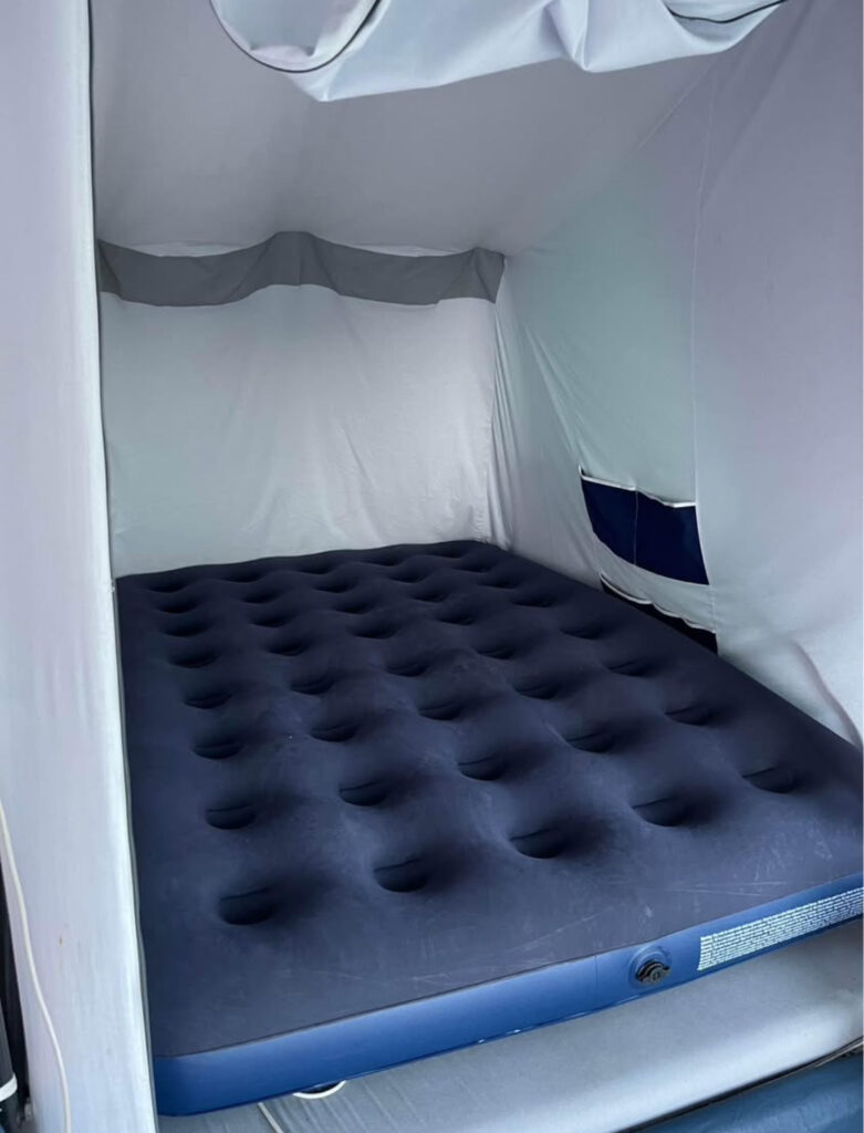 En luftmadras i kan øge komforten i sovekabinen, selvom den for de fleste ikke er nødvendig.