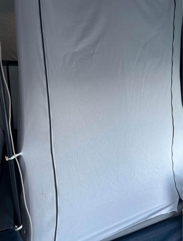 Hver sovekabine kan lukkes med lynlås for privatliv.