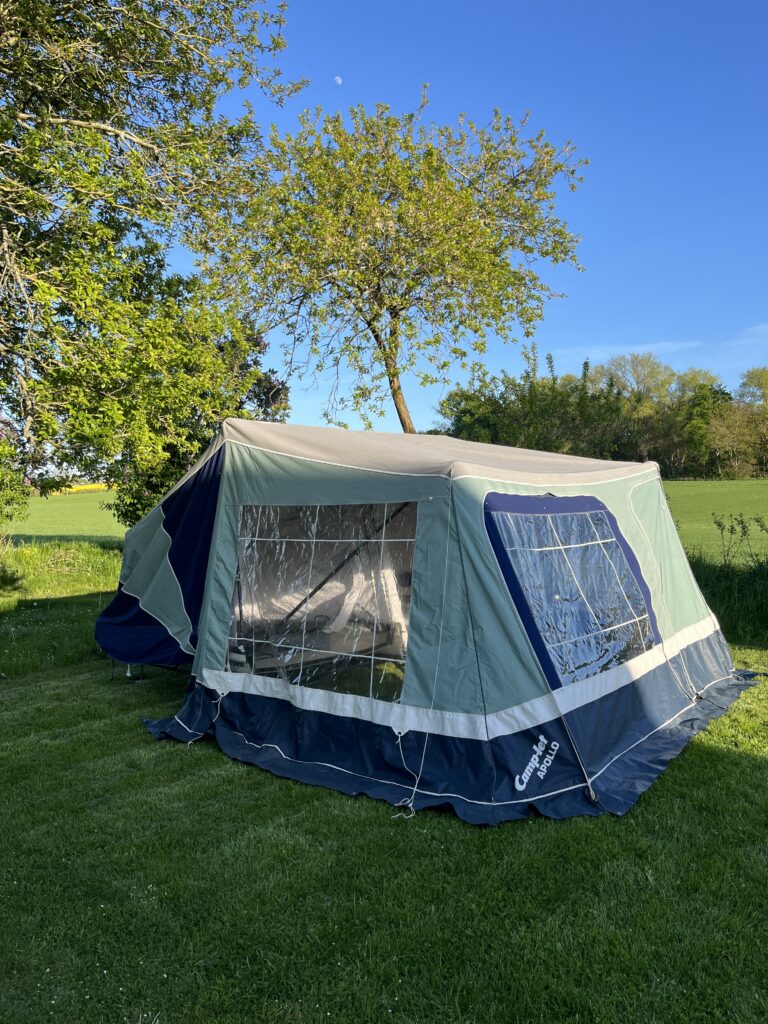 Det store fortelt på Camp-let giver masser af plads til opbevaring og samvær.