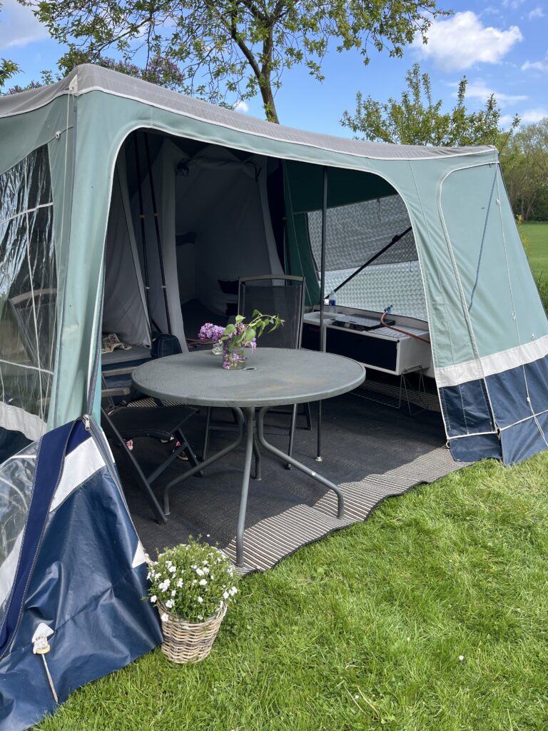 Der er masser af plads til hygge og blomster hjælper til.